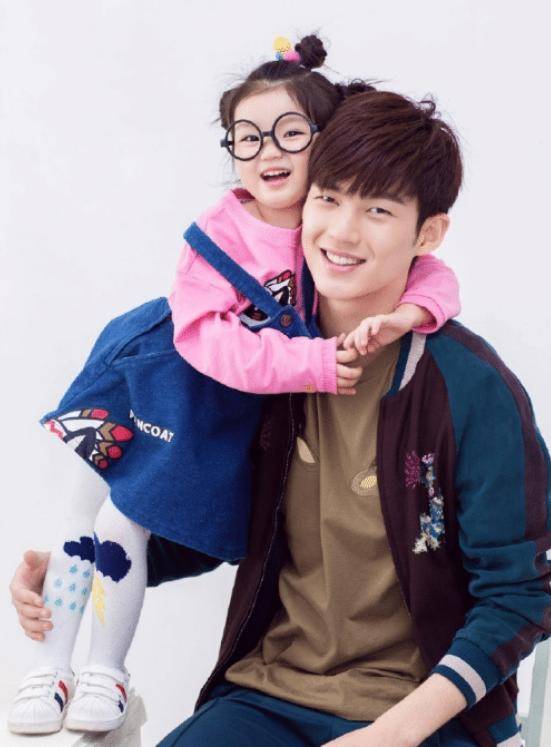 《爸爸去哪儿》阿拉蕾现状:香港迪士尼偶遇拍摄,长开后甜美秀气