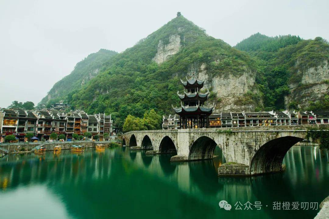 夜晚,乘坐一叶扁舟,沿河而行,感受那份远离尘嚣的宁静与美好.2.