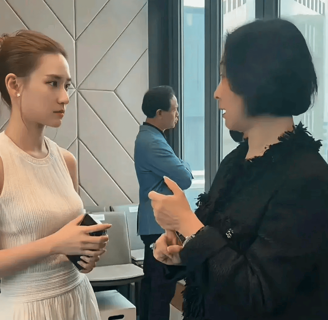 何超琼笼络兄弟姐妹,经常参加三房四房聚会,何超莲直接喊她名字