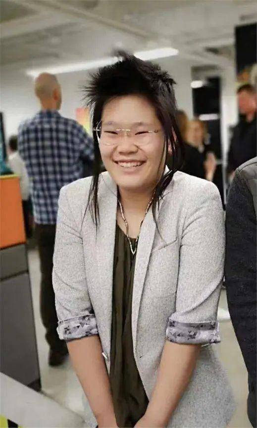 毕福剑女儿晒近照惹热议!网友点评笑死:漂亮胜过八戒,老毕可怜