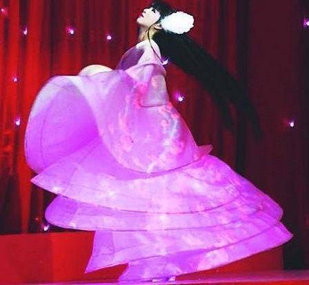 但说到2014年的那个大年夜,绝对绕不开小彩旗的旋转风暴!