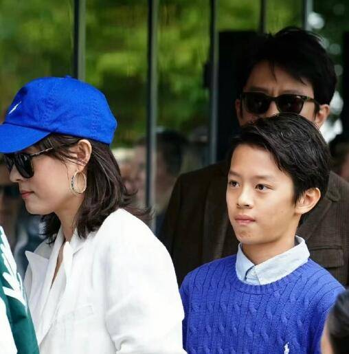 邓超一家四口英国度假,12岁儿子气质酷似胡歌,个头已追上孙俪