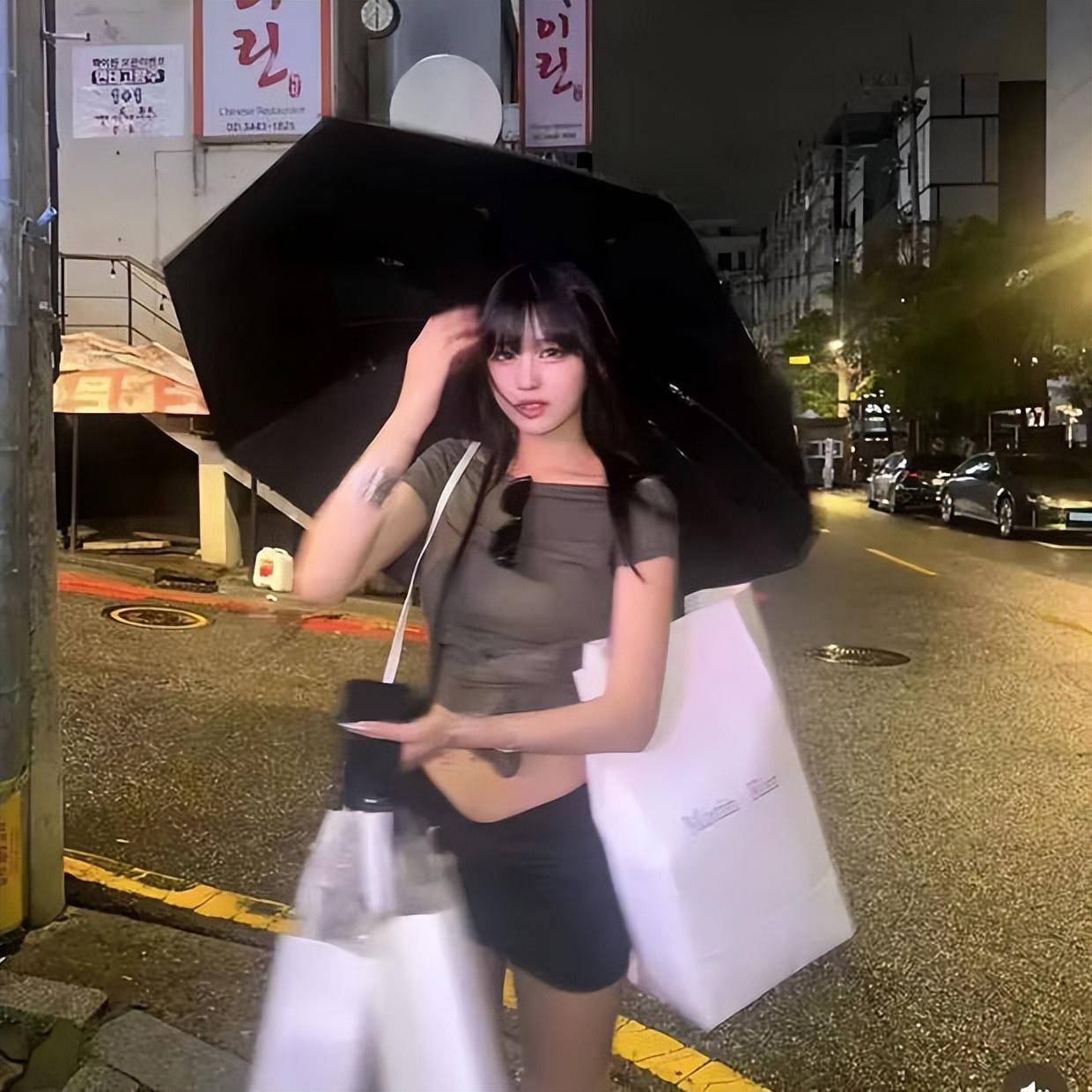 汪峰女儿小苹果韩国度假,穿露脐装身材不输超模