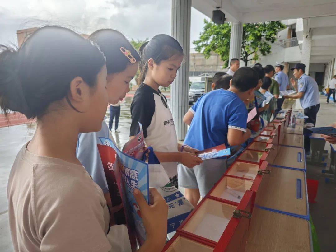 南径镇青洋村干部和青洋小学师生共130多人参加活动.