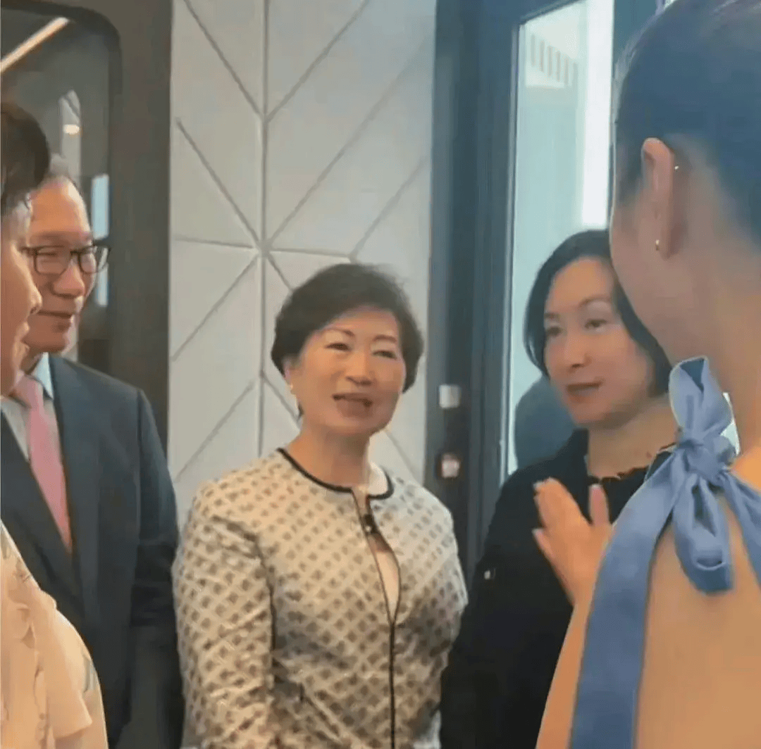 何超琼笼络兄弟姐妹,经常参加三房四房聚会,何超莲直接喊她名字