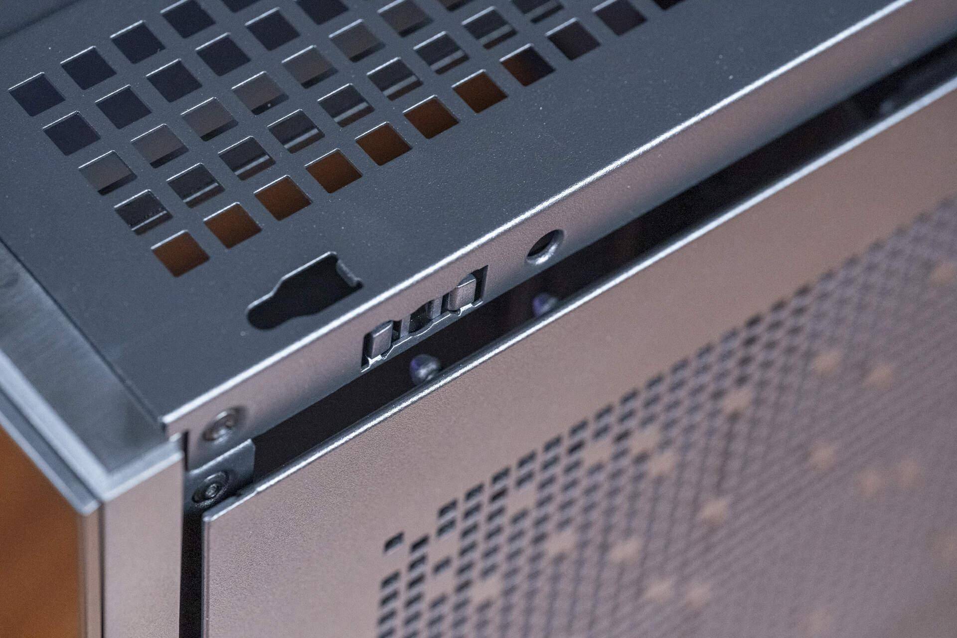 机箱拆解的首要步骤是先把顶盖拆掉.