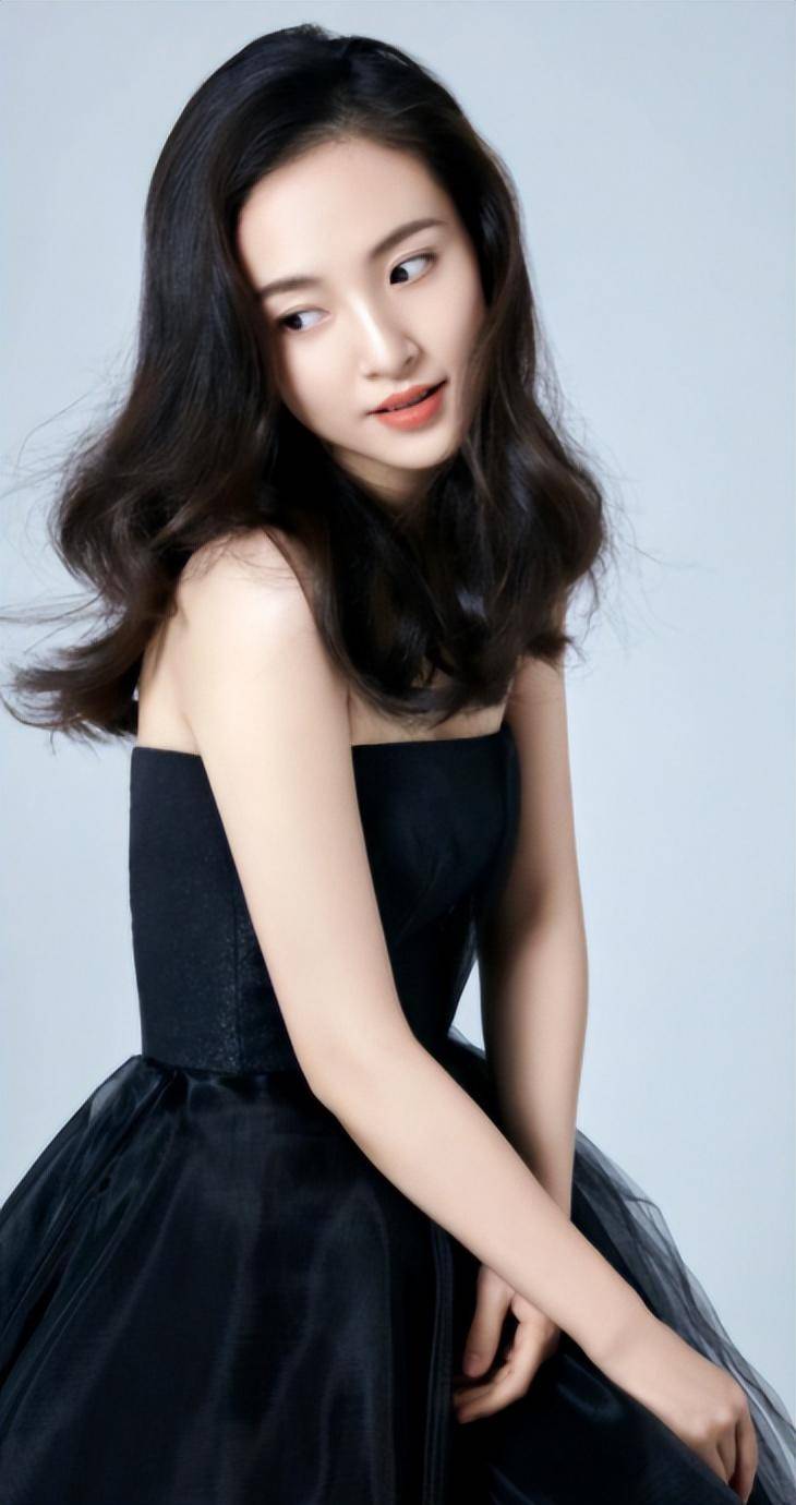 绝色女神榜大洗牌:新生代女星登顶,杨幂荣居榜首