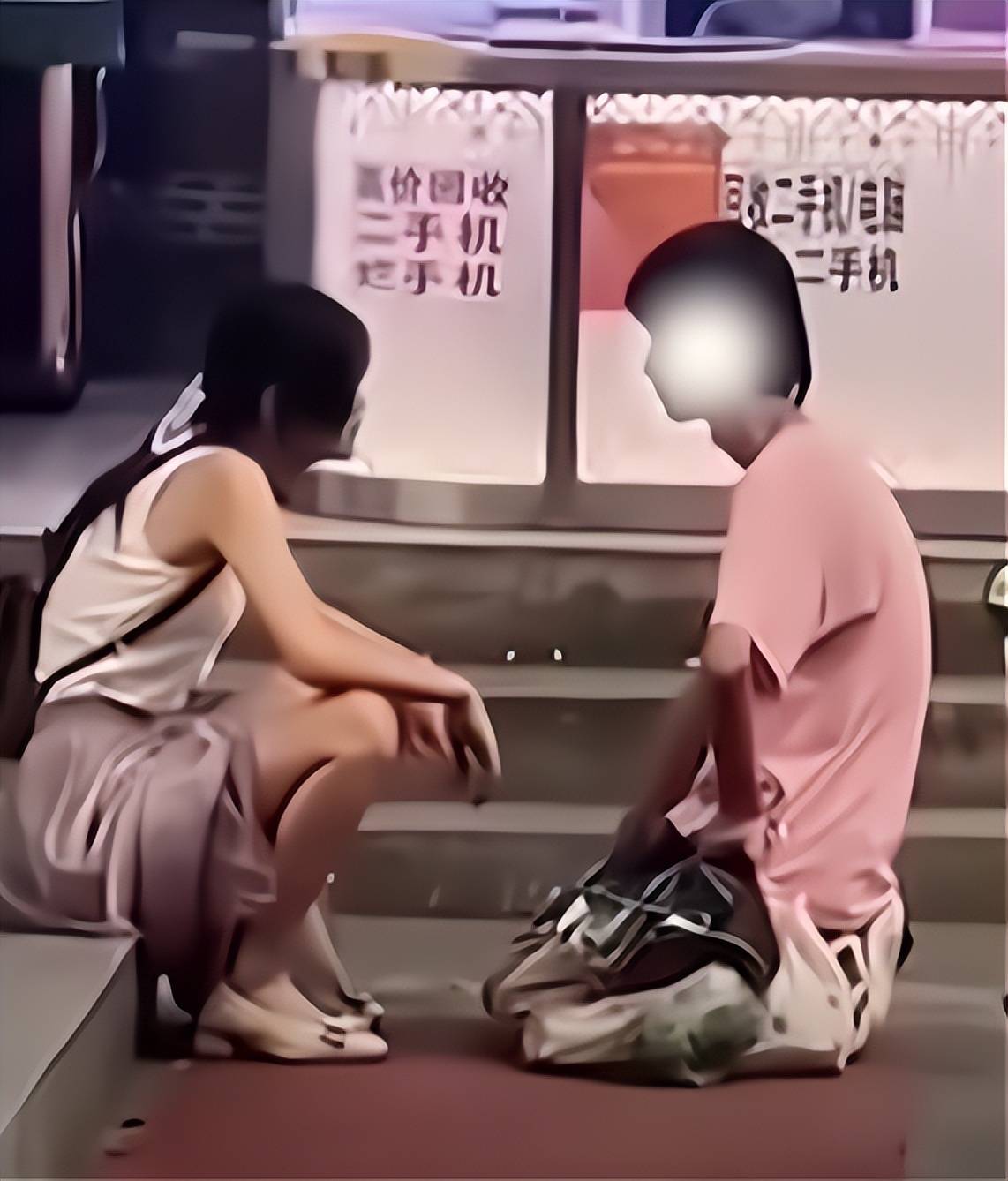 男生在女生面前下跪图片