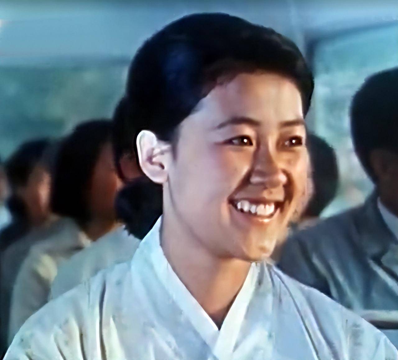 四,洪英姬:在朝鲜电影《卖花姑娘》中扮演花妮70年代,朝鲜