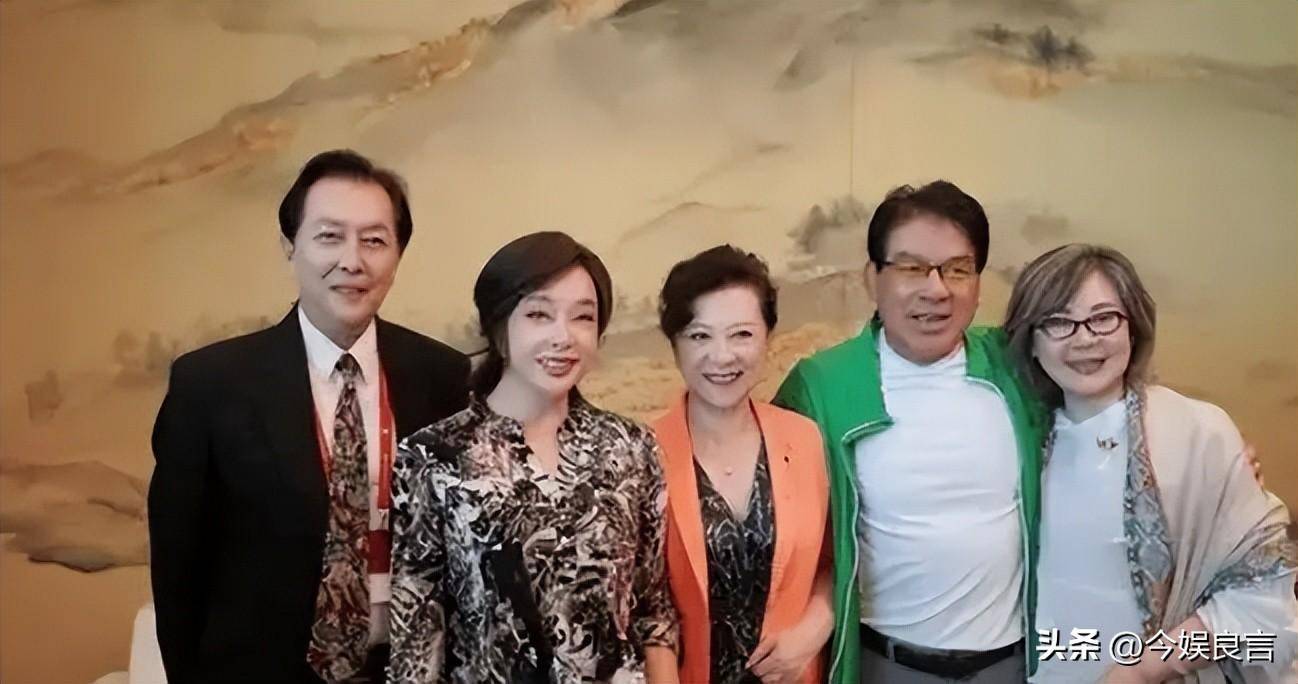 74岁刘晓庆法国露面!憔悴,面部浮肿断崖式衰老,穿着打扮引热议