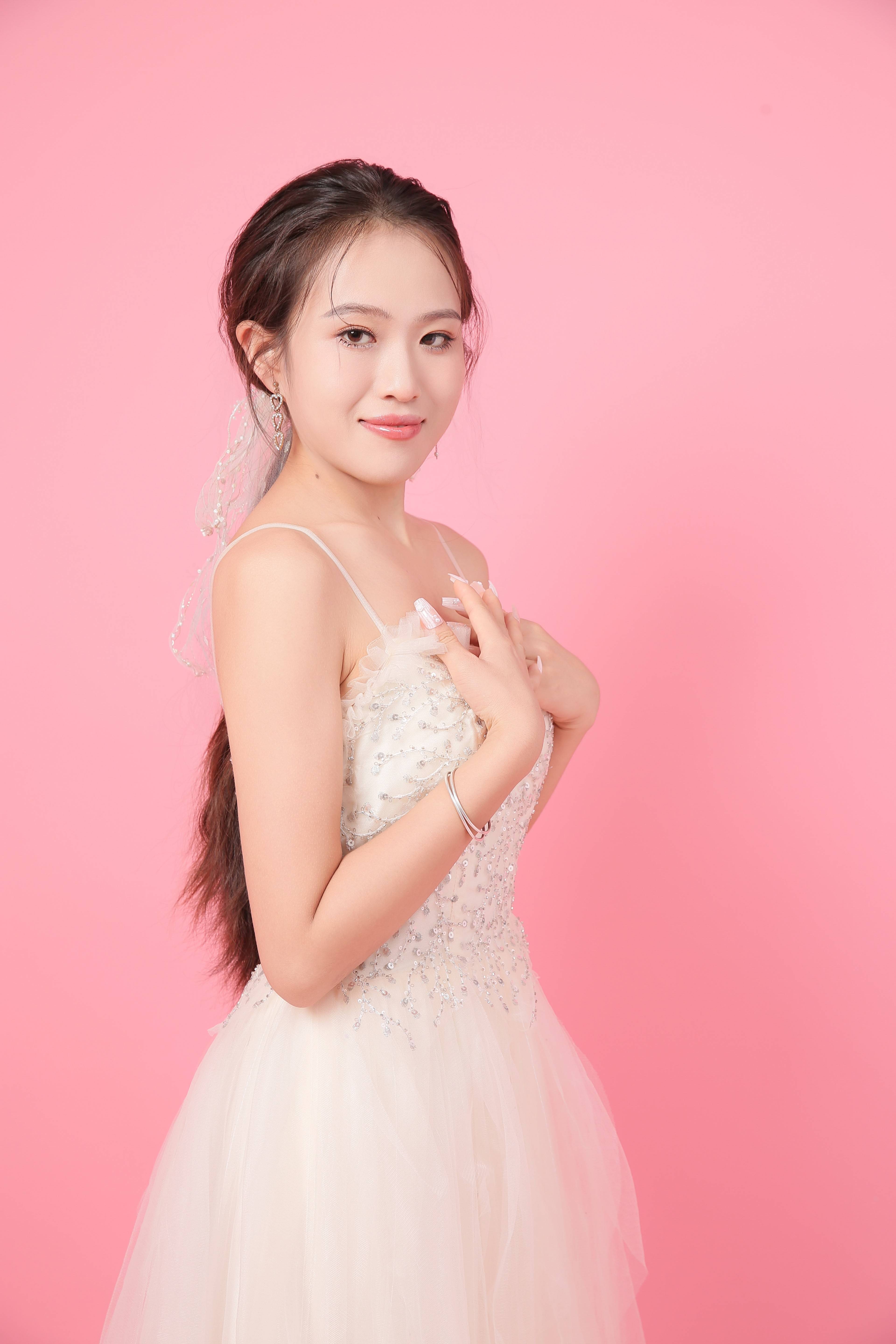 魅力绽放:时尚女模特小美的璀璨瞬间