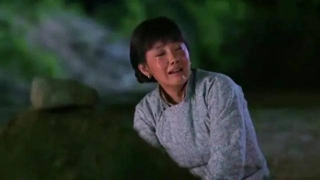 哨兵调戏上坟妇女,不想对方竟是等候多时的彪形大汉_翁孝云_宋杰_铁路