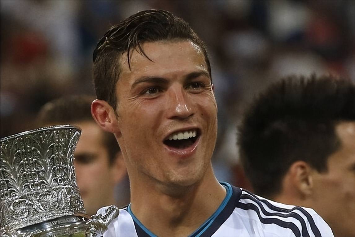 首先第一张照片是c罗跟乔治娜站在海边的合照,可以看到两人笑得合不