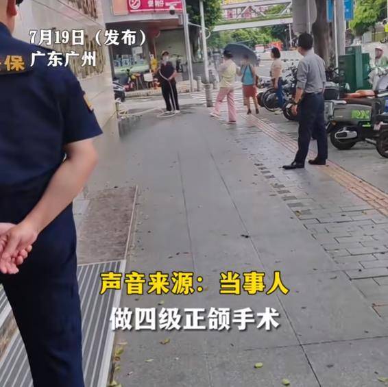 女生整容失败讨说法被滋水拖拽,上身走光！