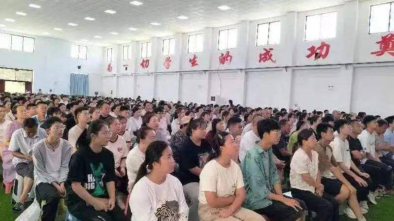 闻喜中学举办新高一初升高衔接指导暨政策宣讲会