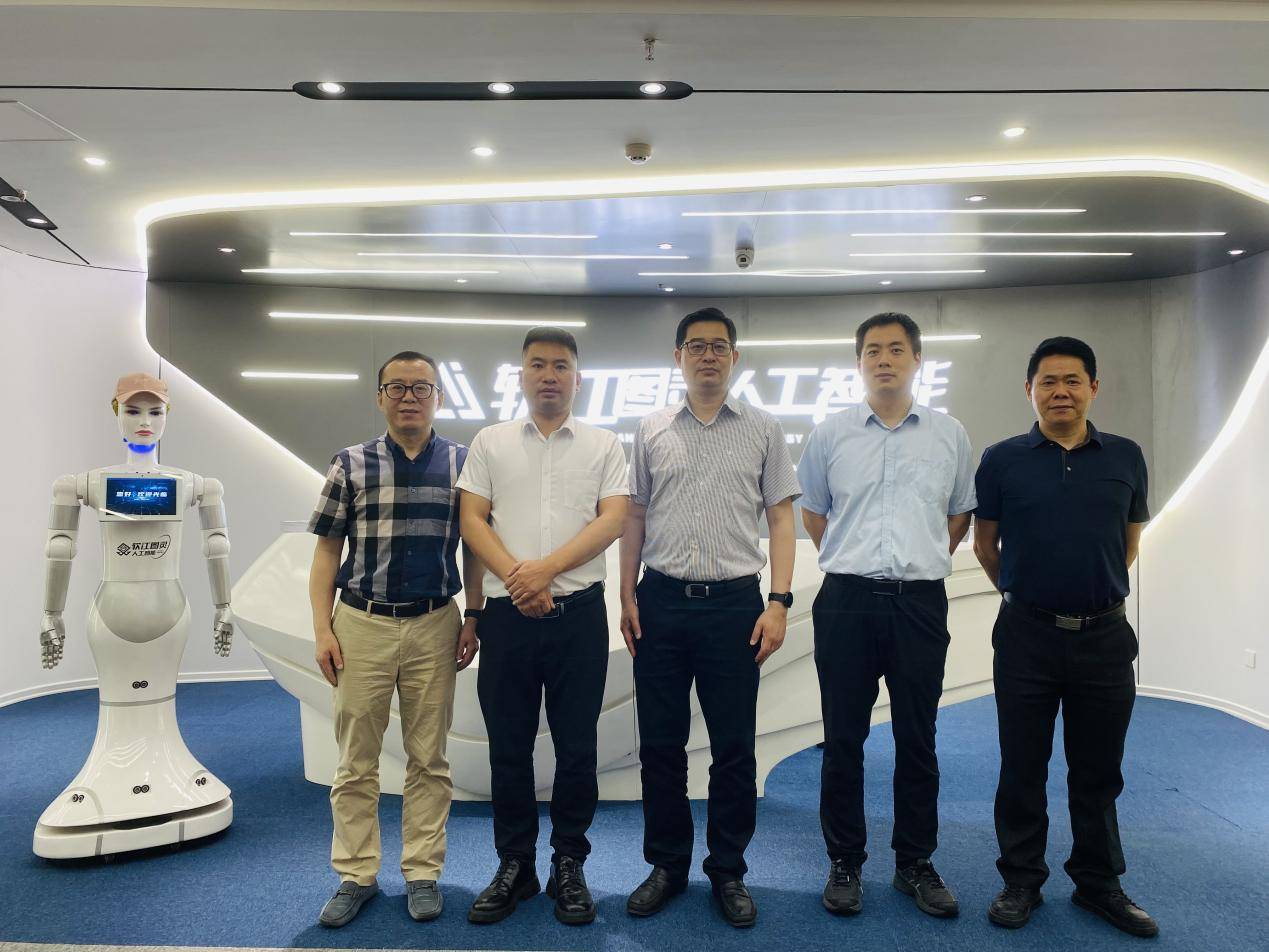 江北区政府副区长楚斌等领导一行走访调研软江图灵