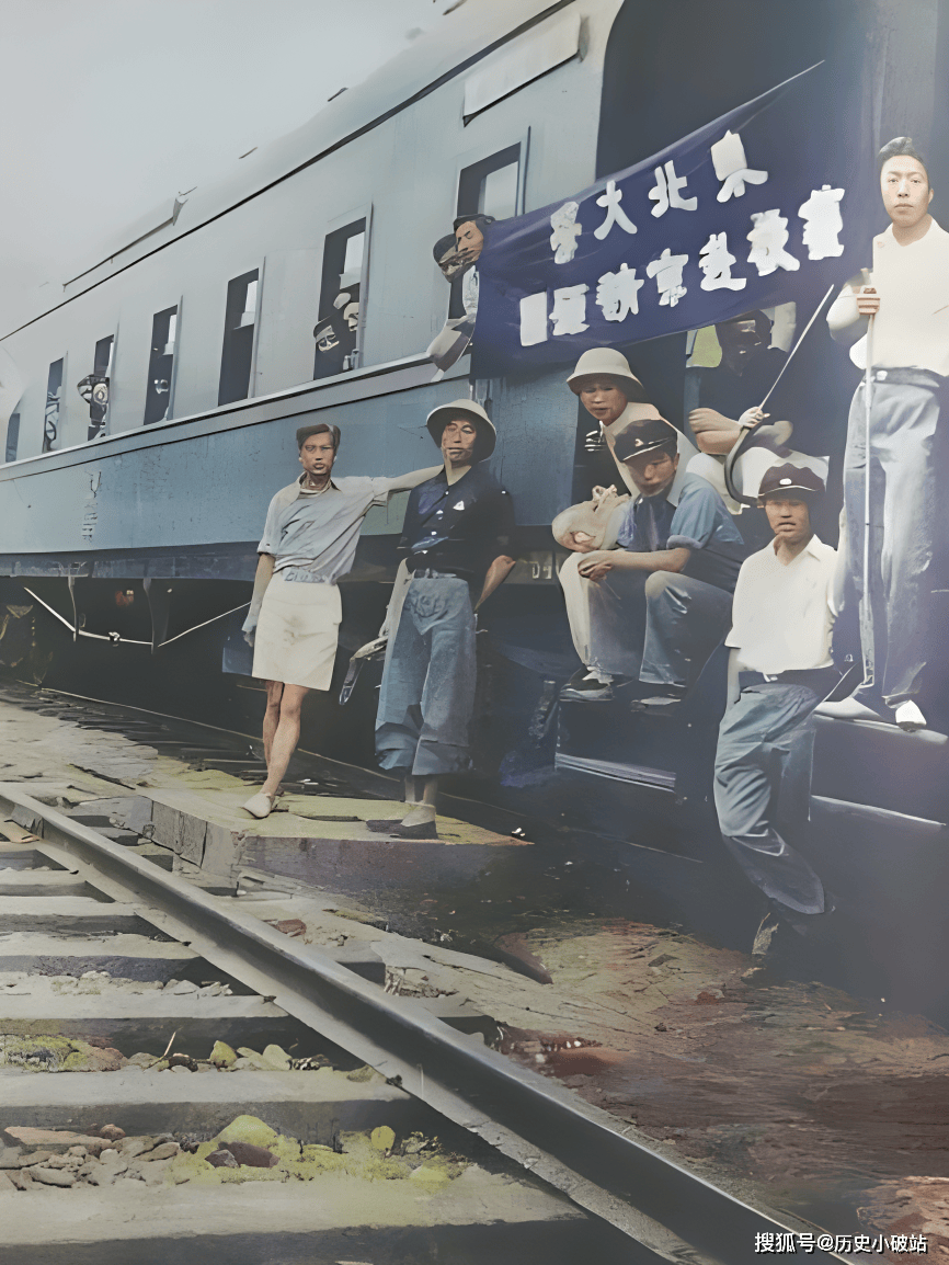 抗日战争中日双方的老照片:撤退的八百壮士;日军搜捕间谍