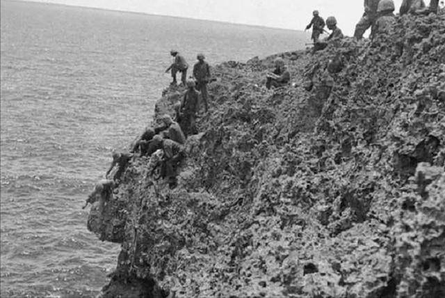 血战塞班岛!7万美军全歼4万日军,2万日本军民被迫跳崖自尽