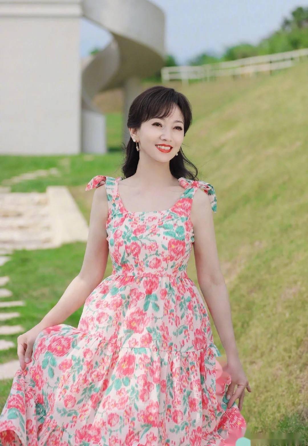 这谁顶得住!赵雅芝64岁美貌依旧,写真中展现的女神气质让人心动不已!