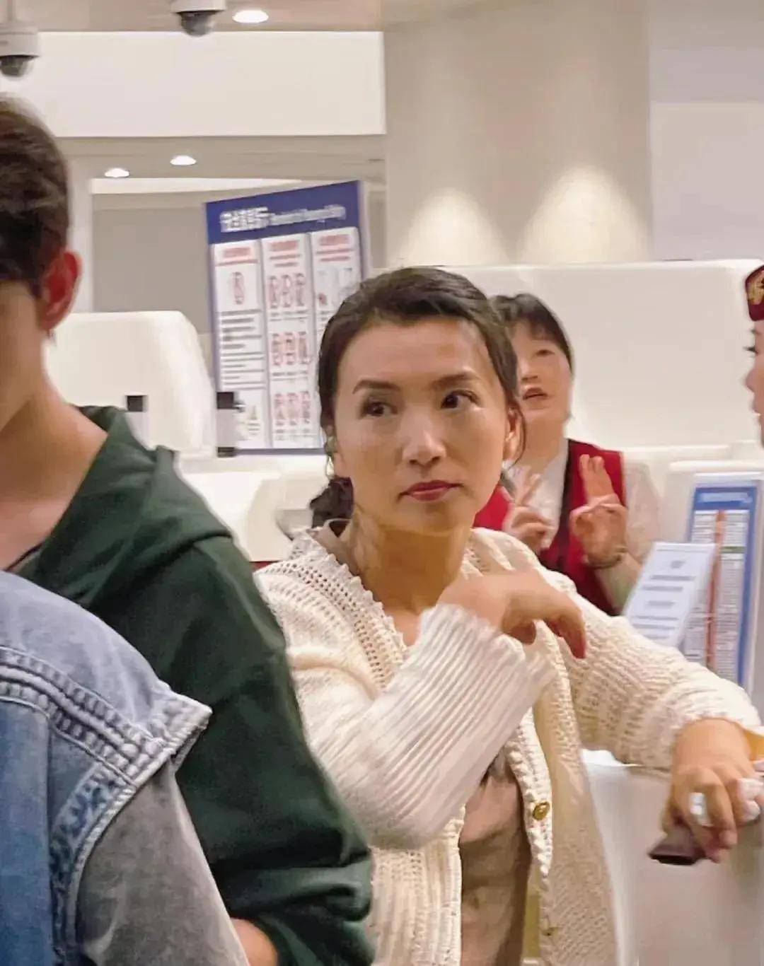 网友机场偶遇陈好,48岁本人依旧年轻漂亮,自然状态引关注