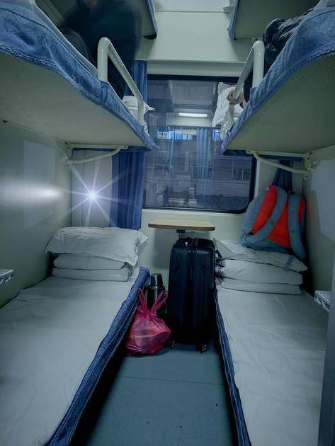 女子吐槽软卧车厢分配3男1女网友不服:三男人什么也没做!