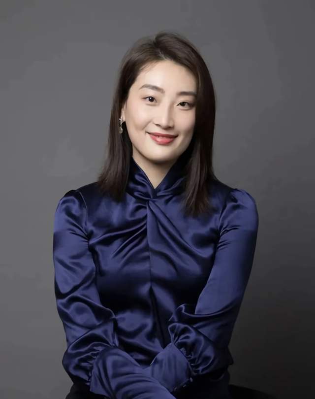 高兴不起来！宗馥莉强势回归，接棒母亲名下公司职务，央媒发声