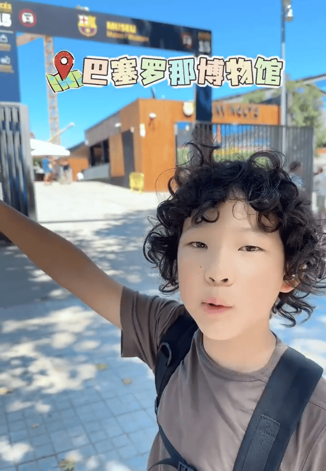 歌手宝石老舅妻子带儿国外旅游,车竟被砸了?眼泪都止不住