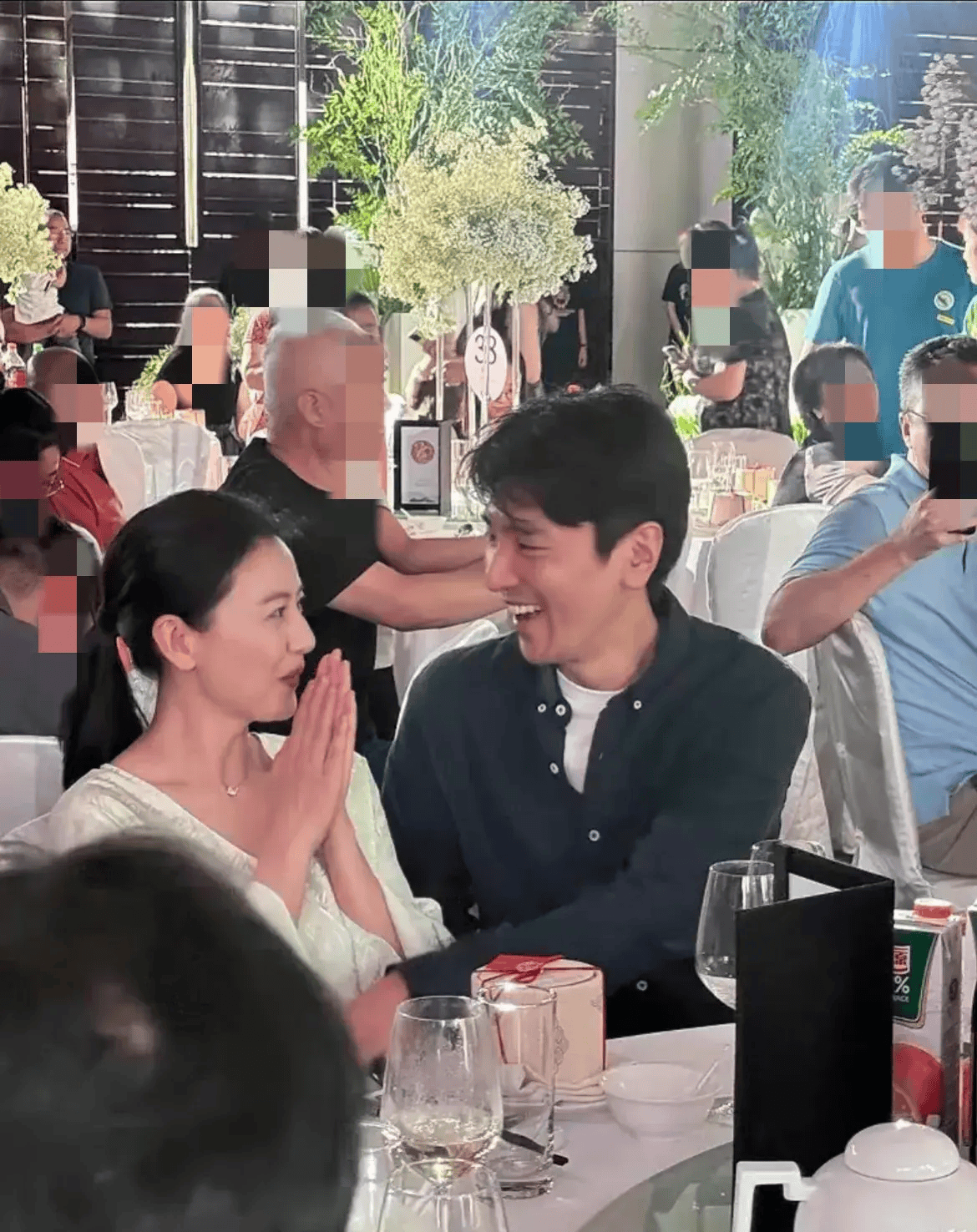 高圆圆赵又廷参加好友婚礼,夫妻俩甜蜜对视,结婚多年宛如热恋期