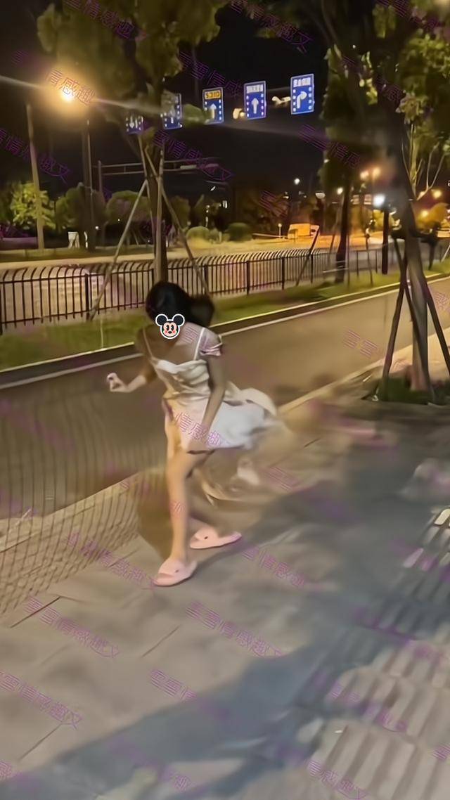 风直接就把她的裙子吹起来了,这样让她感觉很是尴尬