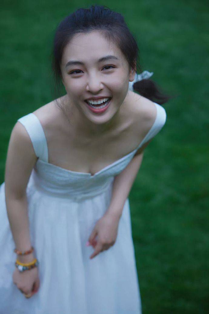 吴倩回归清纯女大即视感,经历风波后的她,完美诠释自然美