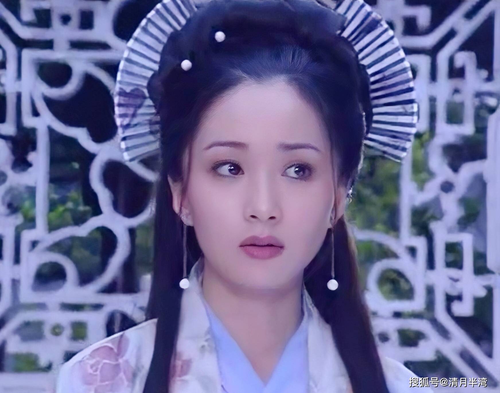 毕业于中央音乐学院声乐系,以歌手身份出道,因长相出挑,2001年马千珊