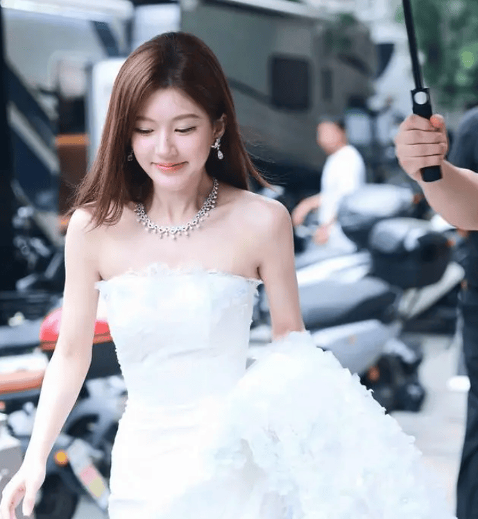 在婚纱照中,赵露思可能通过专业的造型,妆容和摄影技巧,展现出了自己
