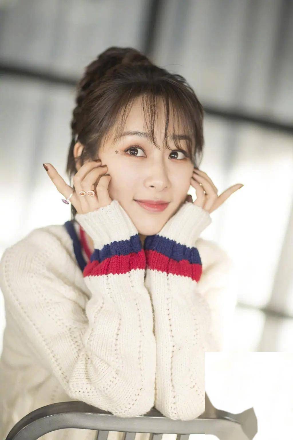 28岁杨紫清新写真曝光,迷人魅力让人无法抗拒!