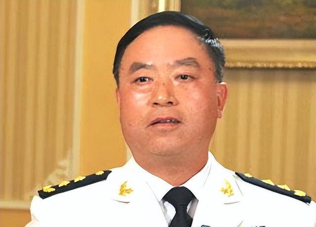 他是开国中将的儿子,02年成为海军中将,仅隔一年就遭降职