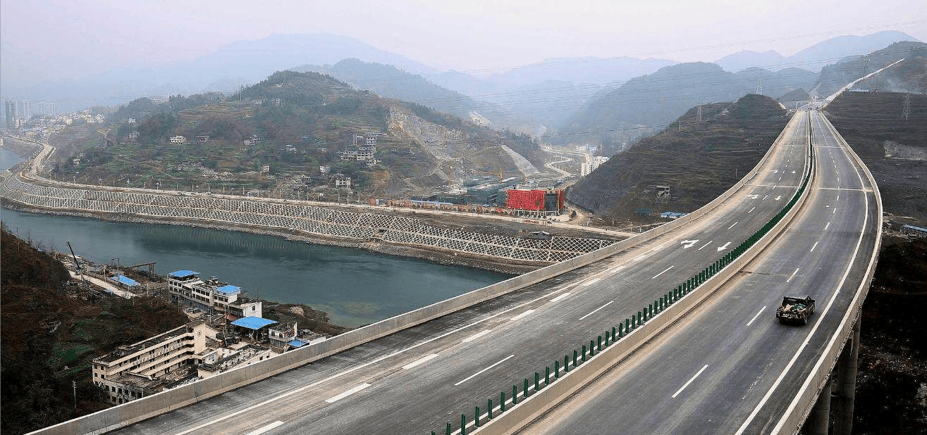 接驳规划中的g4217线马尔康至甘孜高速公路,途经道孚县,最终抵达康定