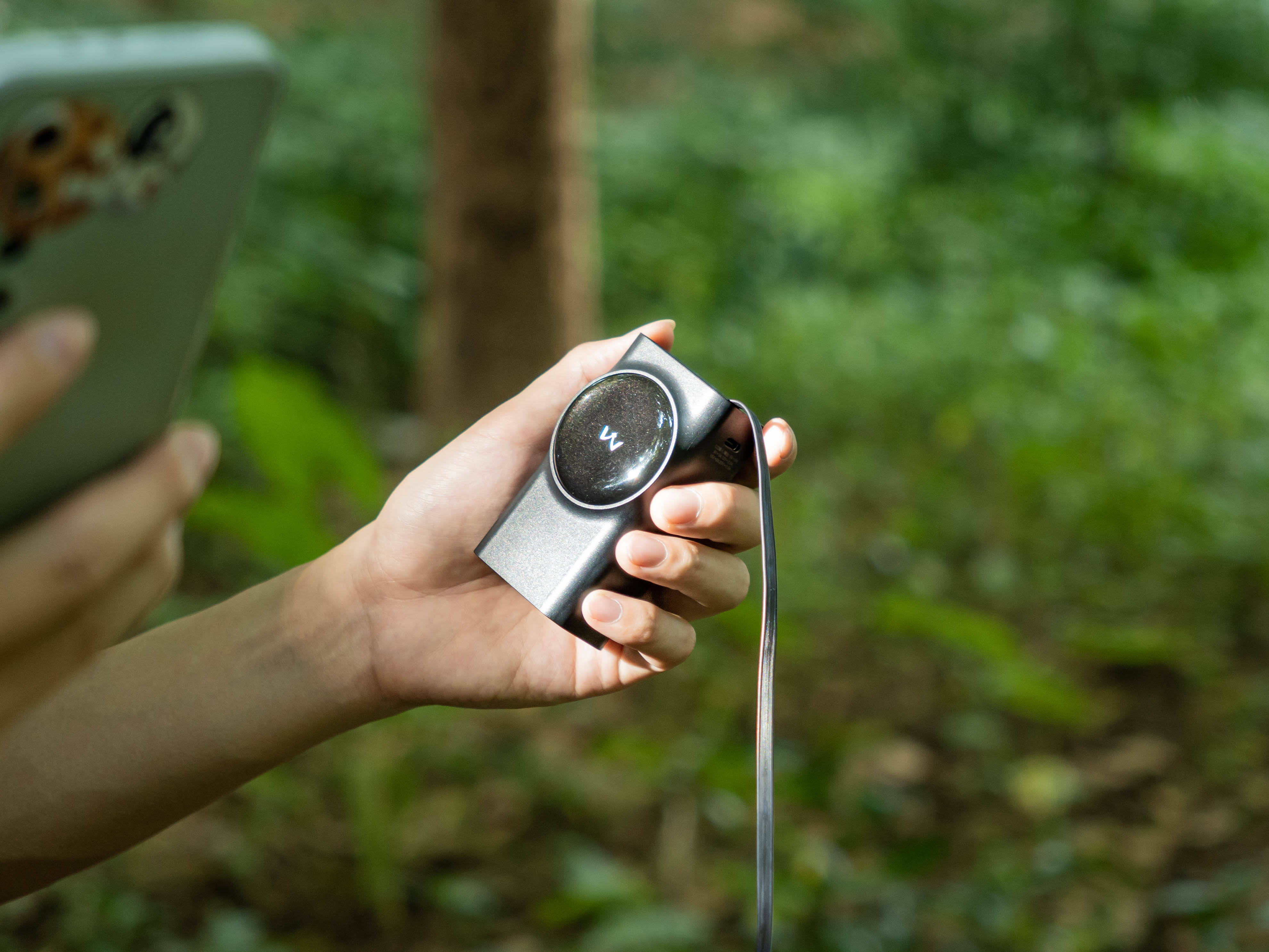 伸缩自如自带线，为背包腾出更多空间，iWALK 拉拉宝