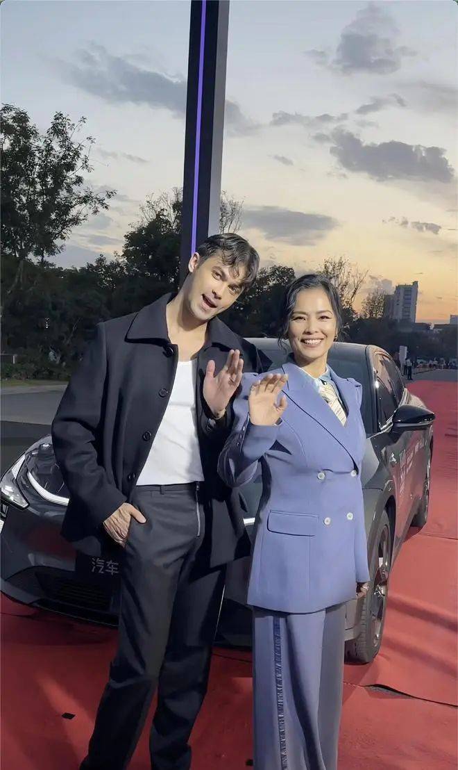 韦唯家中与儿子跳舞,母子俩都超开心,60岁韦唯不见老态似40岁