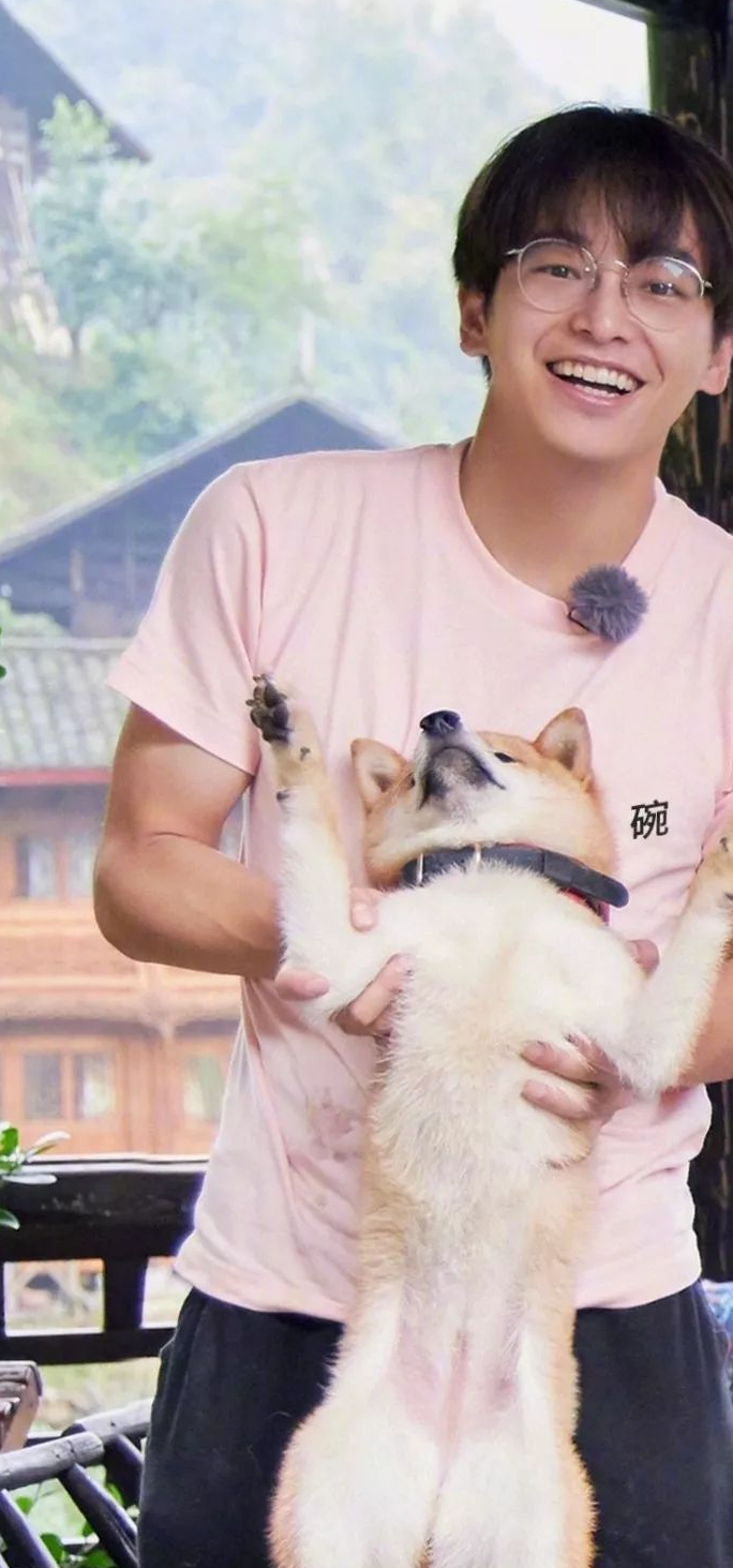 明星抱狗姿势曝光:别人抱的是狗,她抱的是娃