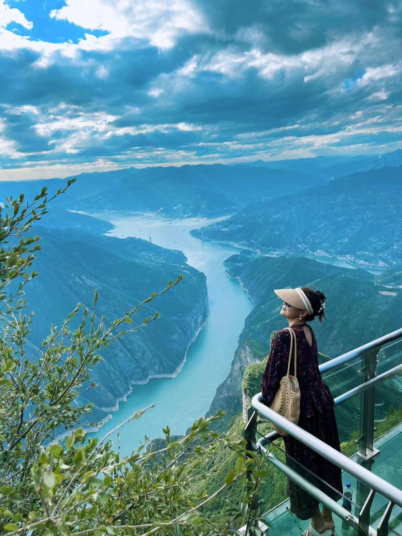  p>重庆,这座山城,以其独特的地形地貌和悠久的历史文化,吸引了无数