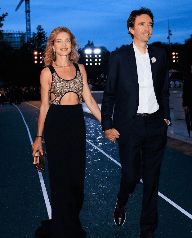 80后水果娜出席奥运会派对,穿背心款礼服挽老公胳膊,太有活力感