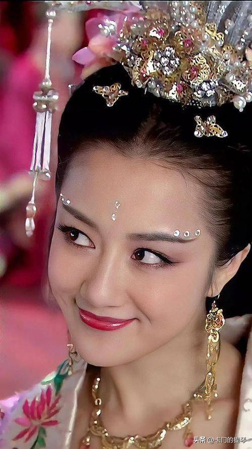 她曾是古装第一美人,被狗咬毁容后,如今40岁靠演坏女人翻身_李依晓