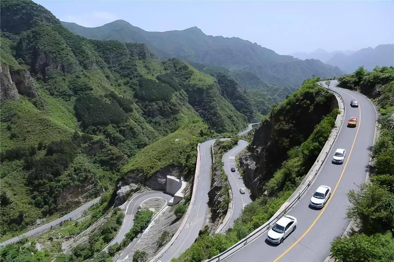 东白山盘山公路图片