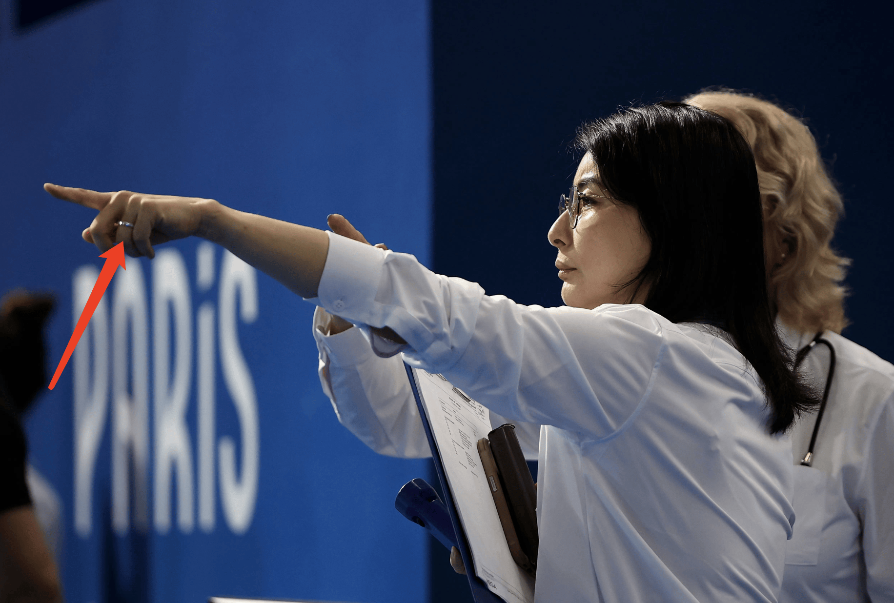 郭晶晶奥运会裁判长造型曝光,穿白衬衣戴眼镜,气质干练又美又飒