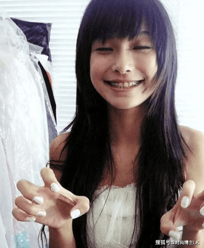 杨颖18岁在日本照片曝光,大口啃雪糕毫无形象,整容与否一看便知