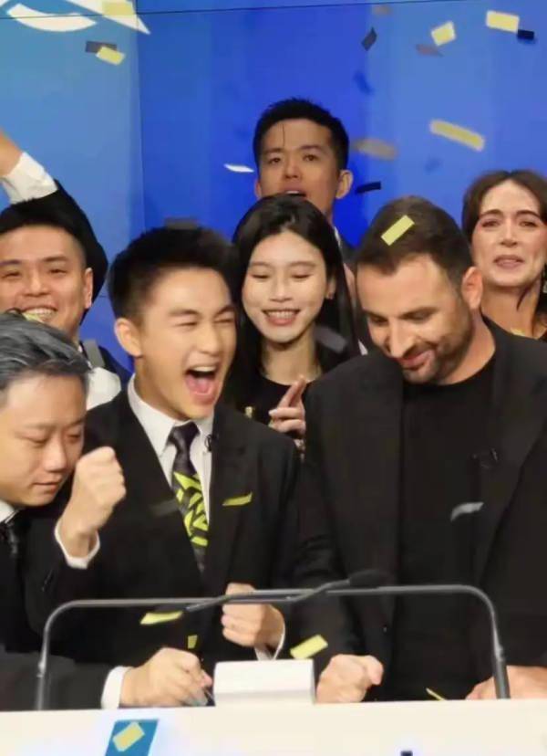 奚梦瑶陪何猷君现身敲钟仪式!夫妻俩甜吻秀恩爱