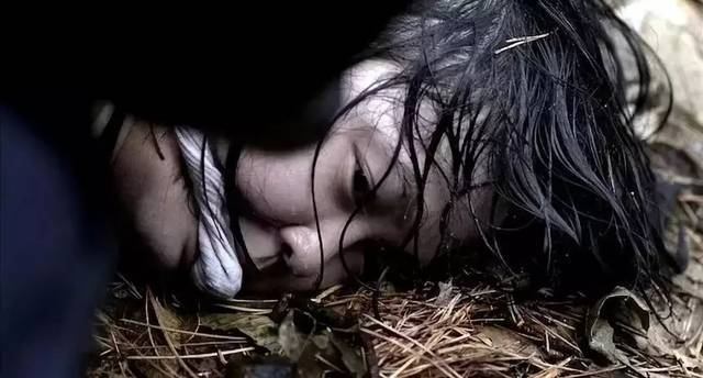 新疆7岁小女孩亲眼目睹母亲被奸杀,机智装死逃生,帮警方抓住凶手