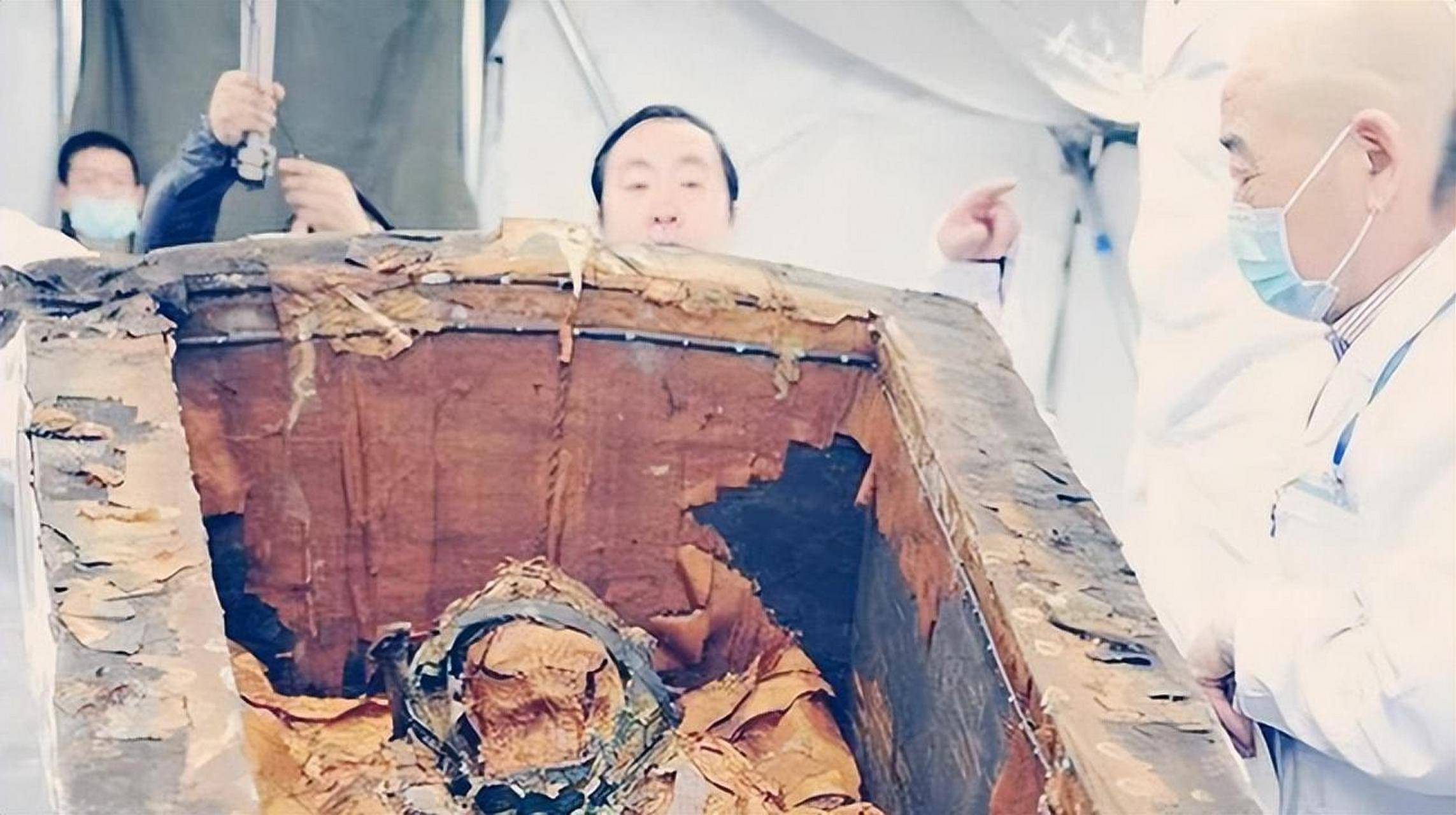 北京发现大太监李莲英之墓,揭开棺材后,考古人员被吓得浑身发抖