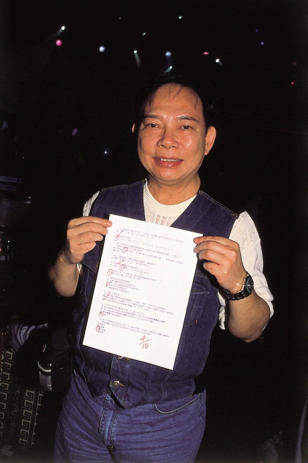 演员黄一飞迎82岁生日,全身珠光宝气,红光满面!