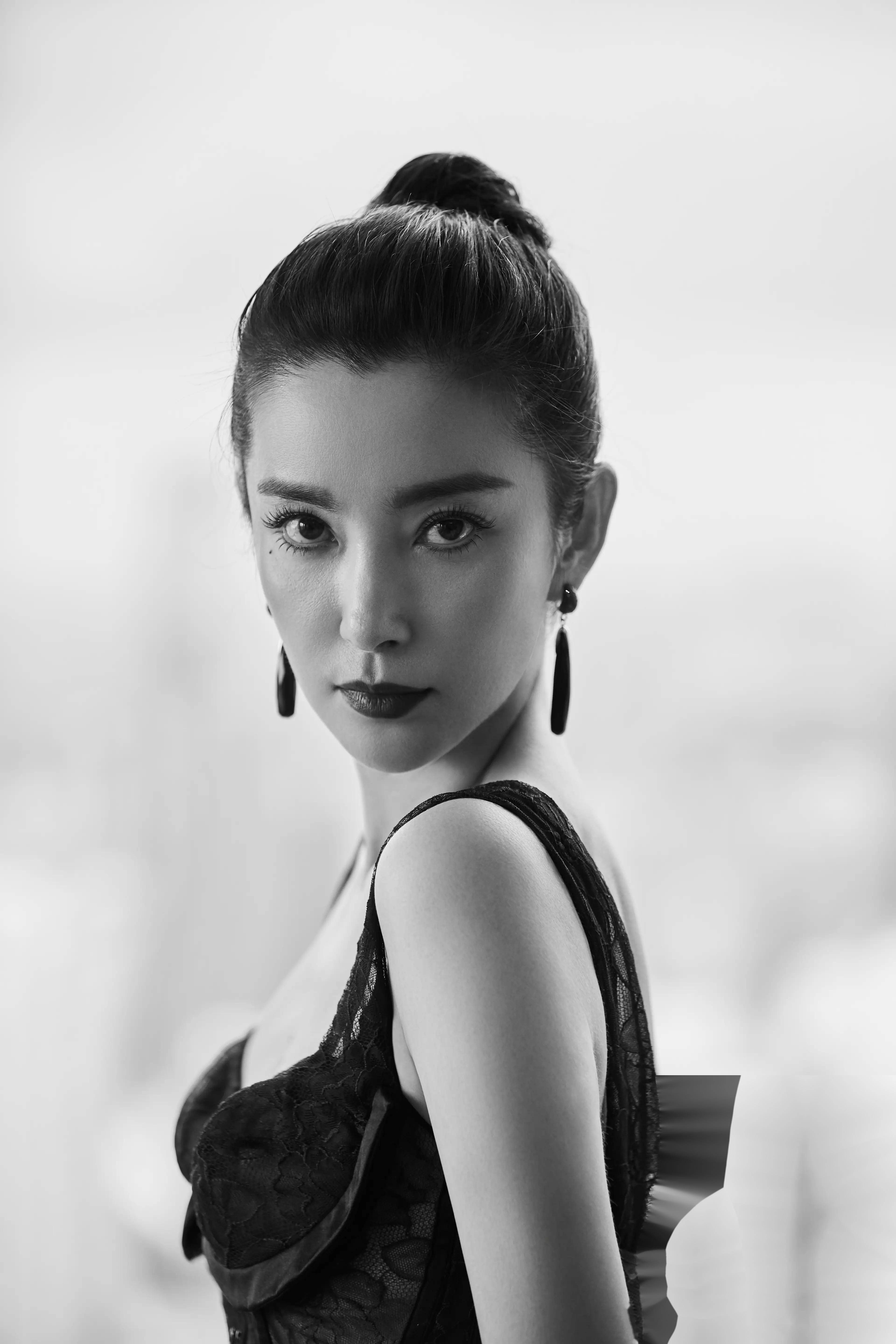 李冰冰51岁生日写真曝光,这谁顶得住!人间尤物的魅力无法抵挡!
