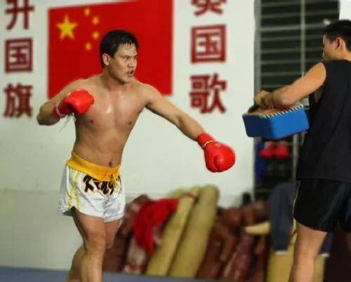 回顾|以陪练身份进入散打队,一代散打王者初露锋芒_柳海龙_教练_训练